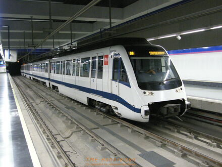 Metrozug der Flughafenlinie 4 in der Station Barajas. Die Frontklappen werden neuerdings während der Fahrt nicht mehr geschlossen.