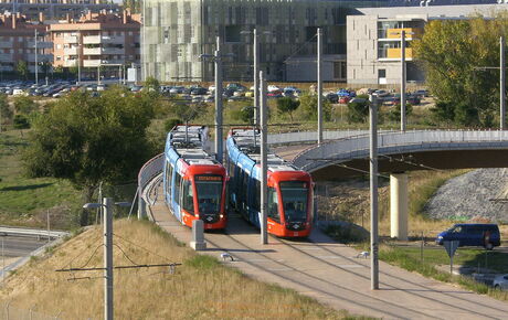 Zwei Züge der Linie ML 2 auf der Überführung über eine Schnellstraße nahe der Station Colonia Jardín