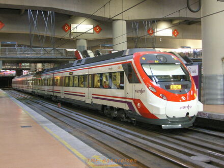 Nahverkehrstriebzug der Baureihe 446 im Bahnhof Madrid-Atocha