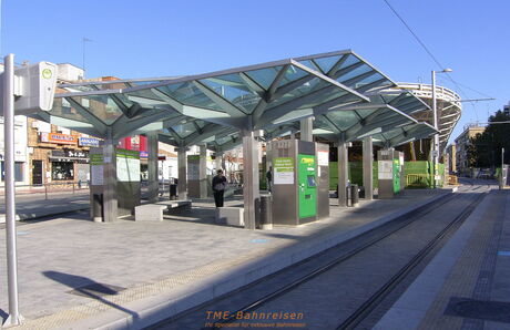 Die Straßenbahnhaltestelle am Bahnhof Parla. Die Stadt liegt 20 km südlich von Madrid