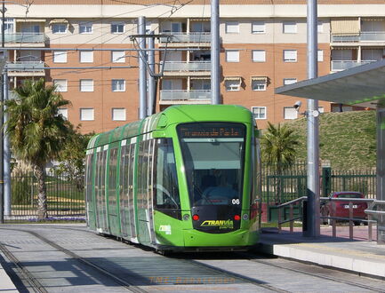 Neubauten und eine moderne Straßenbahn prägen das Stadtbild von Parla