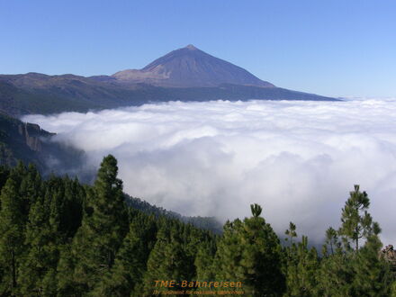 Über dem Wolkenmeer erhebt sich der Teide. aufgenommen in etwa 1500 m Höhe