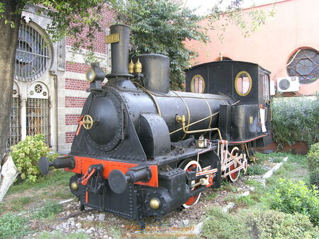 Krauss & Co. lieferte 1874 die Lok 2251. Heute steht sie vor dem Istanbuler Bahnhof Sirkeci