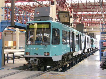 Das ist ein neuer Stadtbahnwagen B 80, aufgenommen im Depot der Stadtbahn Bursa