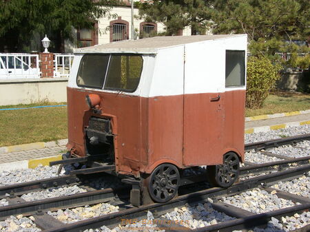Am Bahnhofsvorplatz befindet sich auch ein kleines Eisenbahnmuseum mit u. a. dieser Draisine