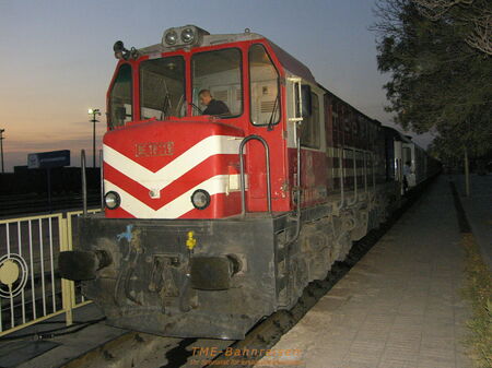 Noch vor Sonnenaufgang fährt der einzige Tageszug von Afyon nach Izmir (Smyrna) vom Ausgangsbahnhof ab  