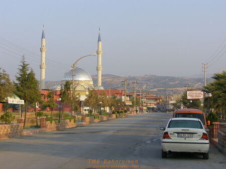 Hauptstraße und Moschee in Pamukkale
