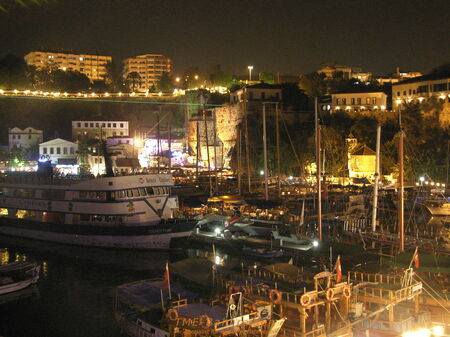 Nächtliches Panorama des Hafens von Antalya