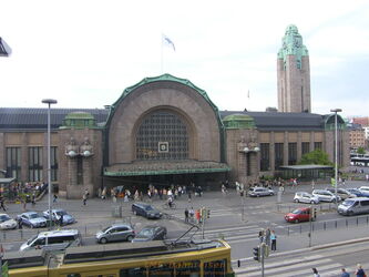 Das Empfangsgebäude des Kopfbahnhofs ist ein zeitlos schönes Architekturbeispiel des finnischen Jugendstils.  