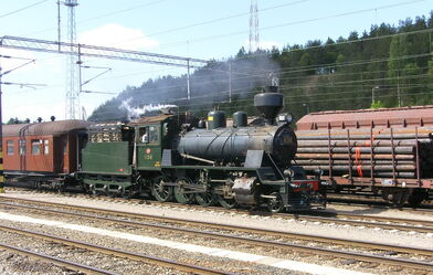 Der Sonderzug mit der Tk 3 1136 begleitete den Triebwagensonderzug bis zur Streckenverzweigung im Osten von Lahti