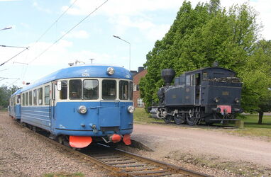 Zwei Vertreter früherer Zeiten im Bahnhof Kotka