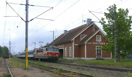 Kaipiainen, heute kein Haltepunkt mehr, war bis 1917, als Finnland Teil des Zarenreichs war, ein Bahnhof, an dem die Uhren um 20 Minuten umgestellt werden mussten