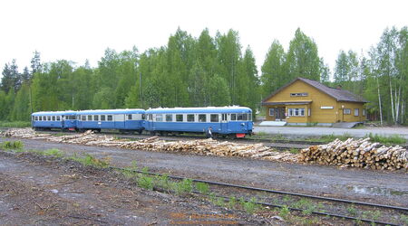 Im Bahnhof Tuupovaara (an der Strecke nach Ilomantsi) wird viel Holz umgeschlagen