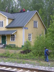 Sysmäjärvi ist der Bahnhof von Outokumpu. Hier ist das Fernsehteam bei der Arbeit