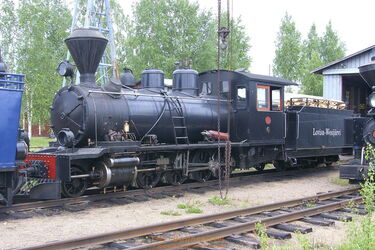 Die Lok 6, die mit Birkenholz geheizt wird, war von 1909 (Baujahr) bis 1960 bei der Kleinbahn Loviisa - Vesijärvi (heute Breitspur) im Einsatz