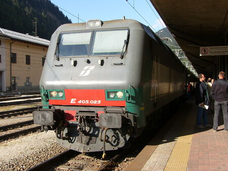 Im Bahnhof Brennero wird italienisches Staatsgebiet erreicht. Der Lokwechsel erfolgte auf eine E 405, eine Gleichstromlok, die Bombardier 2003 für die Polnische Staatsbahn gebaut hatte, die von dieser aber nicht abgenommen wurde