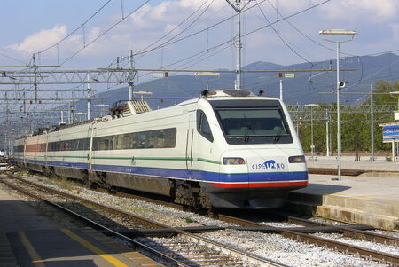 Nächste Station Florenz. In den Kopfbahnhof Firenze Sta. Maria Novella läuft ein Cisalpino-Hochgeschwindigkeitszug ein
