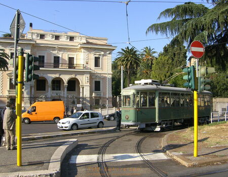 Der Museumswagen dreht eine Ehrenrunde in der Zwischenkehrschleife der Haltestelle Regina Margherita
