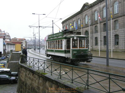 Das ist der frühere Hafenbahnhof (mit Zollstation) von Porto