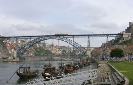 Die von Eiffel gebaute Brücke über den Douro - mit moderner Straßenbahn