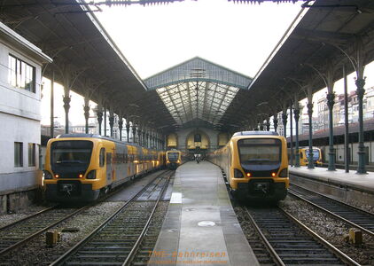 Nahverkehrszüge im Bahnhof Porto Sao Bento