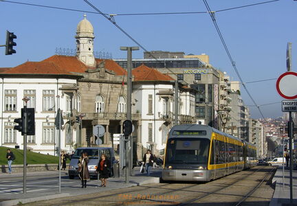 Vor dem Rathaus von Gaia - die moderne Stadtbahn verbindet Porto mit zahlreichen Nachbarkommunen