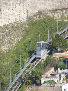Die Standseilbahn Funicular dos Guindais verbindet  das Douro-Ufer mit der Endhaltestelle Batalha der Straßenbahnlinie 22