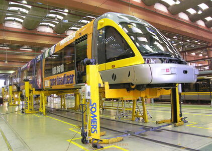 Eurotram aufgebockt in der Werkstatt Custoias