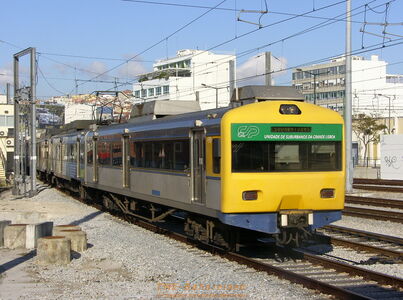 1500-Volt-Vorortzug nach Cascais im Lissabonner Bahnhof Cais do Sodré