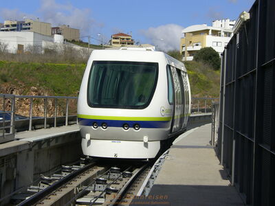 Das Fahrzeug nähert sich der Talstation beim Bahnhof  Paço de Arcos