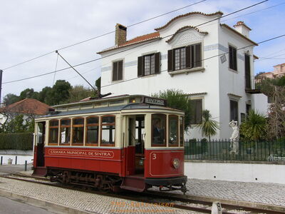 Die Straßenbahn von Praia das Maças nach Sintra, hier in Ribeira de Colares