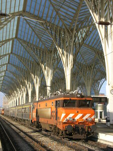 Abfahrbereiter CP-Intercity nach der Algarve im Lissabonner Bahnhof Oriente