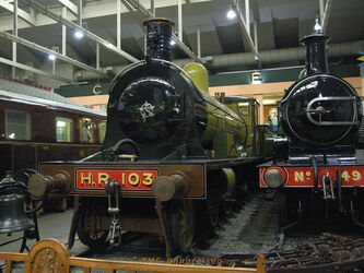 Stolze Schnellzugdampflokomotiven aus dem 19. Jahrhundert stehen dort neben...