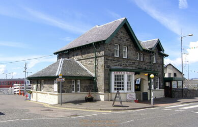 Wie die meisten Häuser in Schottland ist auch das Empfangsgebäude in Mallaig aus Naturstein errichtet