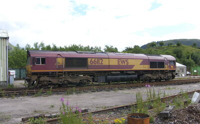 Eine class 66 der English, Welsh and Scottish Railway - ein Unternehmen der DB-Gruppe - fährt ein