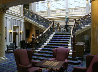 Wunderschön ist die Freitreppe im Hotelfoyer in Inverness