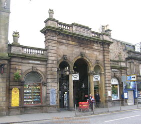 Direkt dem Bahnhofsempfangsgebäude gegenüber befindet sich der Eingang zum Viktorianischen Markt