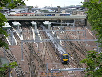 Der Edinburgher Bahnhof Waverley liegt in einem Einschnitt