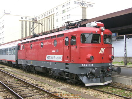 Lok 444-001, die 2004 bei Koncar in Kroatien modernisiert wurde, wartet mit ihrem internationalen Fernzug im Bahnhof Belgrad auf die Abfahrt