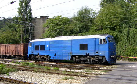 Kruios: Kurz nach der Aufnahme des Salonwagenzugs mit der modernisierten 444-005 passierte ein Güterzug die selbe Stelle, der von der letzten Generation der Tito-Sonderzugloks gezogen wurde
