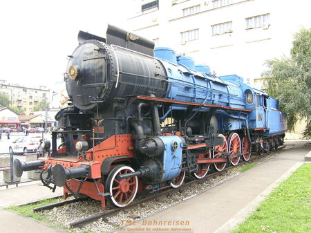 Eine weitere Zuglok von Titos Salonwagenzug steht vor dem Belgrader Hauptbahnhof