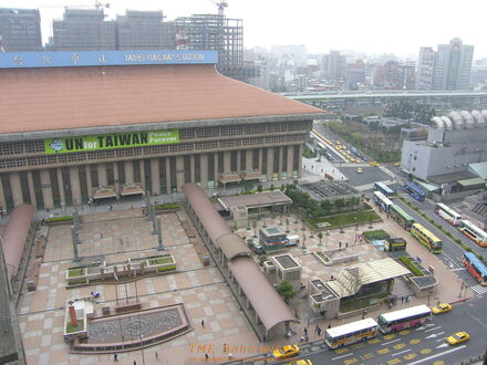 Der Hauptbahnhof von Taipeh, aufgenommen aus dem 16. Stock des Hotels 