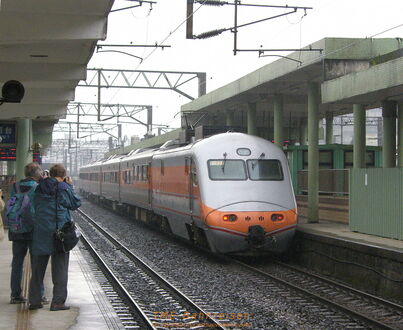 Intercity-Zug (Tzu-Chiang) mit zwei Triebköpfen nach Art des ICE 1, aber in Kapspur und für 130 km/h