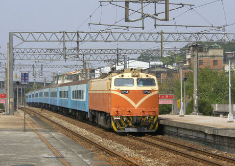 Fu-Hsing-Express, entspricht Regional-Express, aber mit Platzreservierung