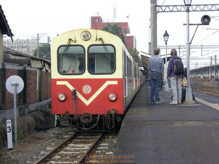 Wendezug der Alishan-Bahn mit klimatisierten (!) Wagen auf Spurweite 742 mm