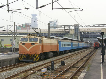 Ein Regional-Express (Fu-Hsing) mit älterem Wagenmaterial verlässt den Bahnhof Kaohsiung