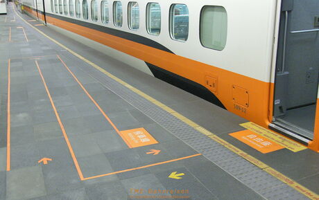 Auf den Bahnsteigen der neuen Hochgeschwindigkeitsstrecke nach Kaohsiung ist genau angegeben, wo man stehen und gehen muss