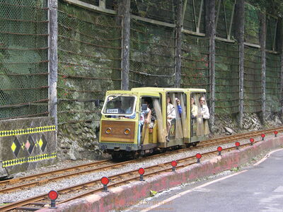 Kontrastprogramm: Ehemalige Holzabfuhrbahn, jetzt Touristenbahn in den Bergen südlich von Taipeh